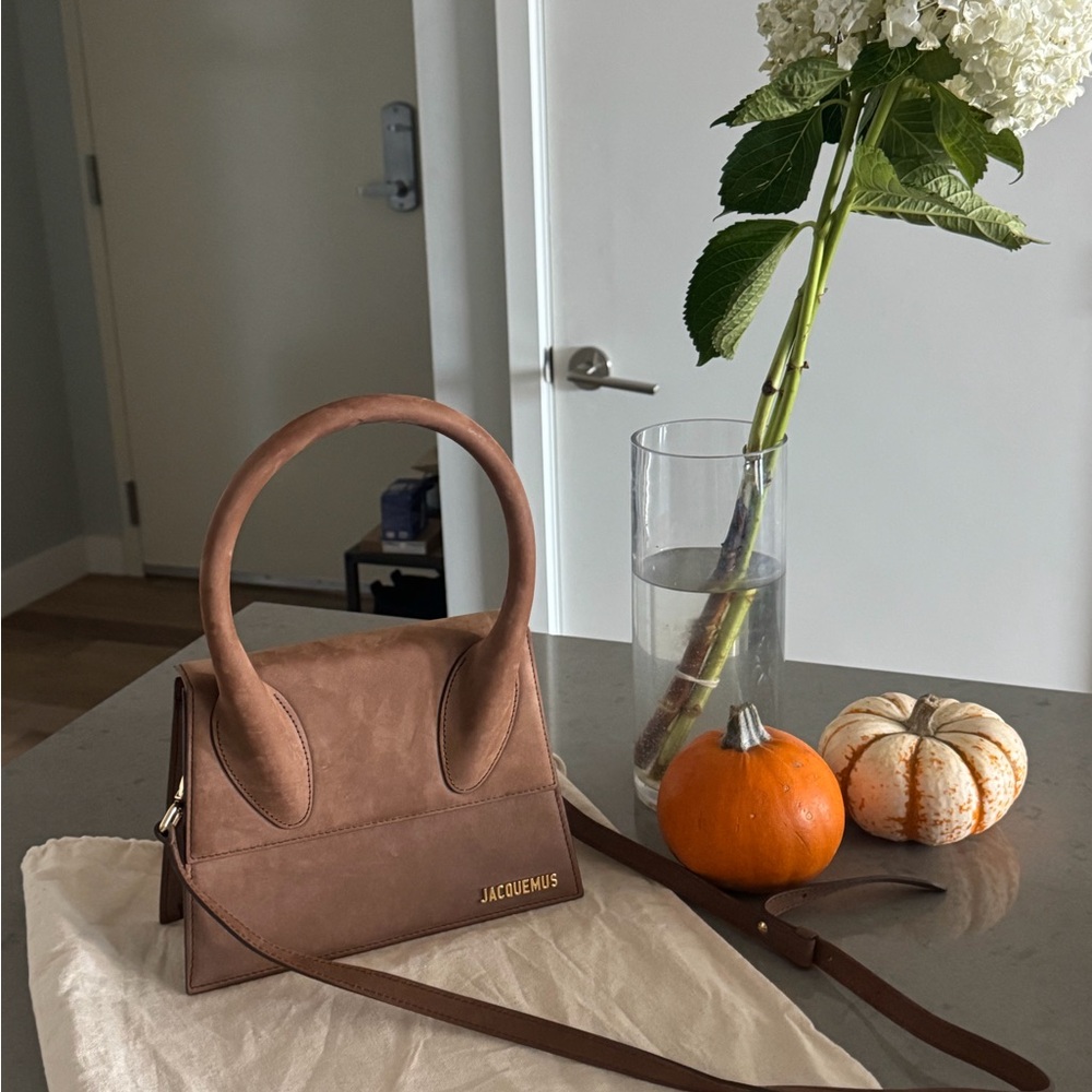 JACQUEMUS
Brown Le Papier 'Le Grand Chiquito' Top Handle Bag